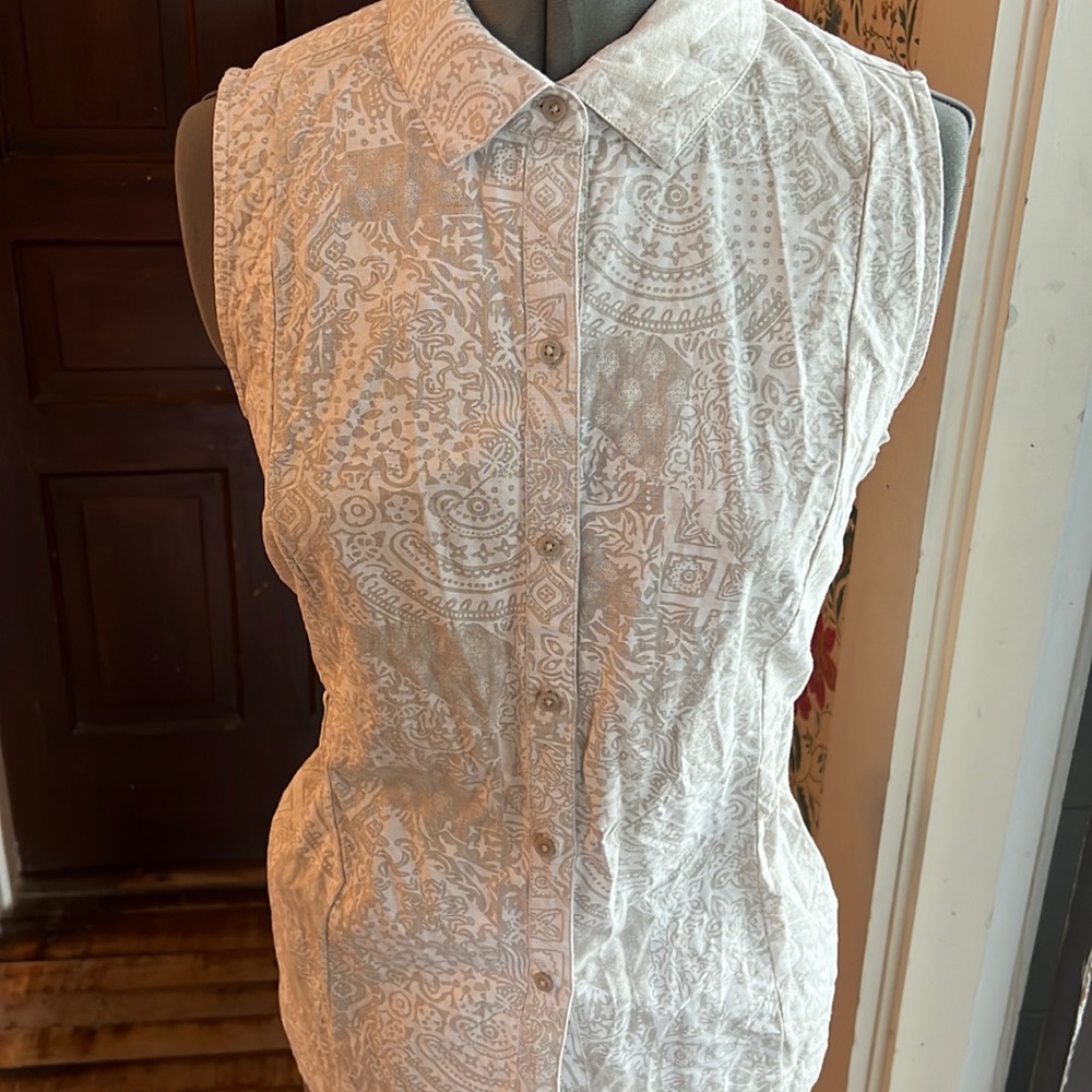 Cute sleeveless top button down T-shirt.